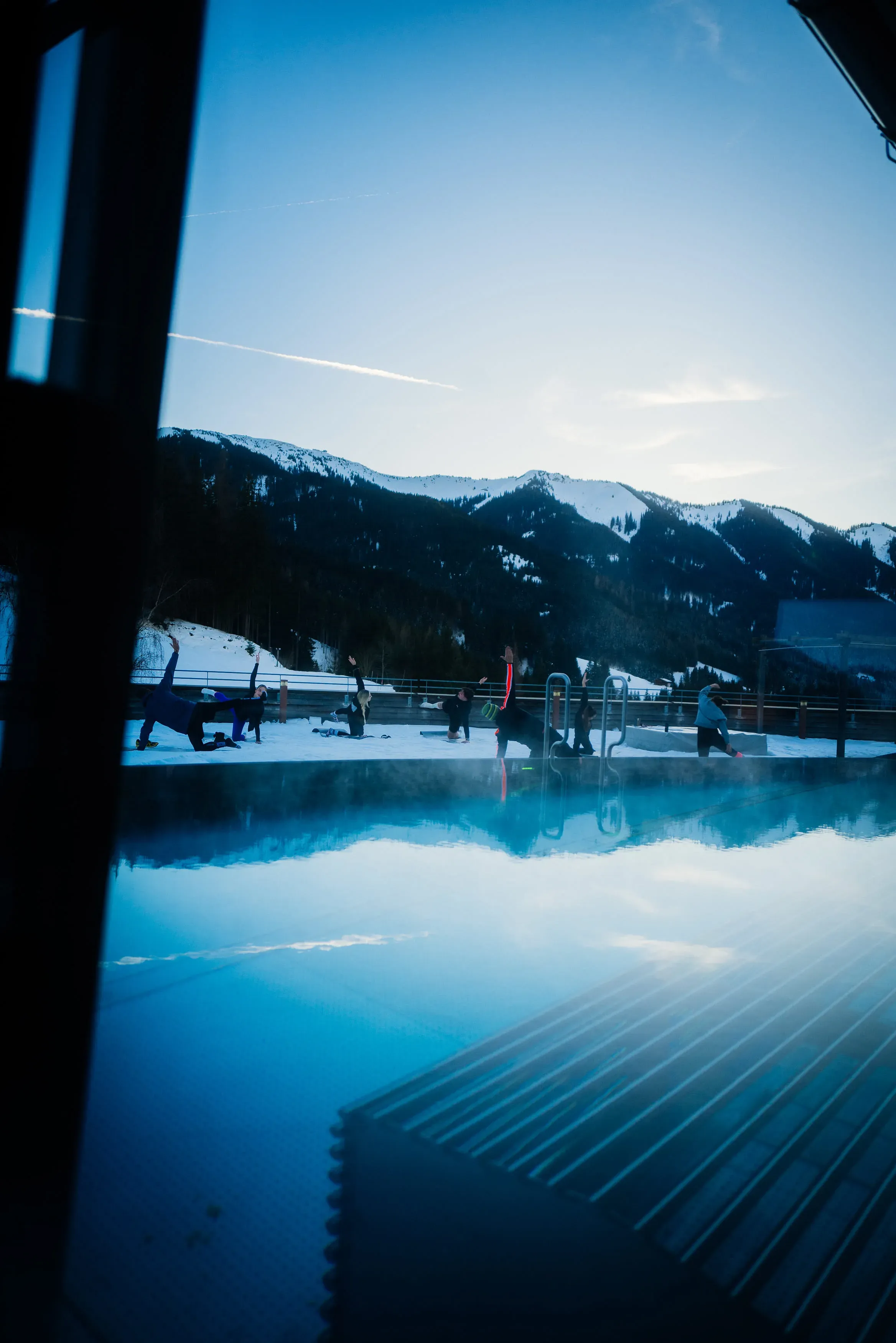 Yoga in de sneeuw op het dakterras